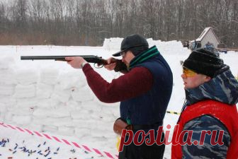 «Кучерское» ружьё: выбор самооборонщика-традиционалиста Охотники – народ крайне консервативный. Большинство отечественных, да и европейских охотников убеждено: охотничье ружье — это только двустволка. Даже самозарядки, которых в последнее время на рынке гр…