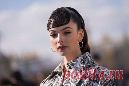 19-летняя дочь Моники Беллуччи стала лицом бренда Zara. Дочь супермодели Моники Беллуччи и актера Венсана Касселя Дева Кассель стала лицом массмаркетового бренда Zara. 19-летняя манекенщица снялась в рекламной кампании, посвященной новой лимитированной коллекции изделий бренда из кожи и денима. Девушка предстала перед камерой в пальто длины миди с капюшоном.