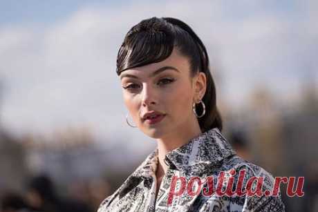 19-летняя дочь Моники Беллуччи стала лицом бренда Zara. Дочь супермодели Моники Беллуччи и актера Венсана Касселя Дева Кассель стала лицом массмаркетового бренда Zara. 19-летняя манекенщица снялась в рекламной кампании, посвященной новой лимитированной коллекции изделий бренда из кожи и денима. Девушка предстала перед камерой в пальто длины миди с капюшоном.