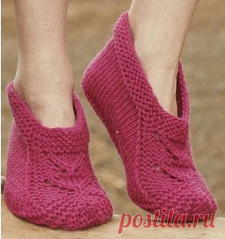 Очаровательные тапочки спицами Размер: 35-37 (38-40, 41-43)Длина ступни: 22 (24, 27) см.Вам потребуется: пряжа DROPS BIG FABEL (75% шерсти, 25% полиамида), 100 г./150 м. – 1 (1, 2) моток, спицы 4.5 мм.Платочная вязка: лиц. с лиц. и изн. стороныЛиц. гладь: лиц. с лиц. стороны, изн. с изн. стороныРубчики: 2 ряда лиц....