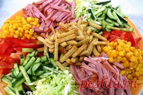 Салат «Свинка в огороде» — рецепт к Новому году 
К составлению праздничного меню хозяйки обычно подходят с особым вниманием и поразительной придирчивостью. Ведь угодить нужно не только символу будущего года, но и всем присутствующим за новогодним столом. Предложенный вариант салата «Свинка в огороде» — это именно тот колоритный микс, который на 100% удовлетворяет всем обозначенным требованиям. Рецепт с пошаговыми фото поможет приготовить аппетитный и очень яркий салат к пр...