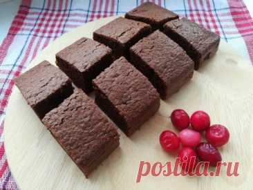 Влажный шоколадный кекс Ингредиенты:Яйца — 3 шт.Мука — 70 гСахар — 100 гМасло сливочное — 100 гКакао-порошок — 3 ст. л.Сода — 4 гПриготовление:1. Сливочное масло растопить на медленном огне, не доводя до кипения. Добавить какао-порошок, перемешать.2. Яйца взбить с сахаром до...