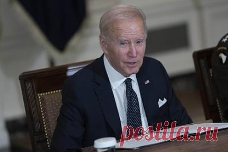 Байдену пришлось позвать на помощь волонтера во время голосования. Президенту США Джо Байдену пришлось позвать на помощь волонтера во время голосования на промежуточных выборах в конгресс. После небольшой заминки во время регистрации, когда глава государства подписался за выданный бюллетень, он проследовал в кабинку. Спустя некоторое время Байден из-за шторы обратился к волонтеру.