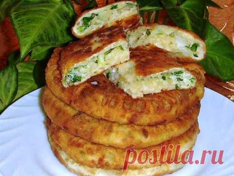 СЫРНЫЕ ЛЕПЕШКИ НА КЕФИРЕ С ЗЕЛЕНЫМ ЛУКОМ Хочу поделиться своим любимым рецептом лепешек с зелёным луком и яйцом. Они такие вкуcные, что невозможно оторваться. Попробуйте обязател...