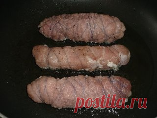 Мясные рулетики - блюдо, с которым можно экспериментировать бесконечно, выбирая любую начинку и способы приготовления. Но я остановилась на этом варианте, и моя семья была в восторге. Хочу и с вами поделится этим простым, но в тоже время очень вкусным рецептом.
Для приготовления мясных рулетиков понадобится:
свинина - 500 г;
сладкий перец - 1 шт.; 
сыр твердый - 100-130 г;
соль;
молотый черный перец.
Свинину вымыть, обсушить.
Нарезать свинину пластами.
Мясо хорошо отбить, посолить и поперчит
