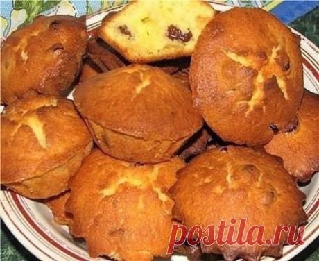 Творожные кексики к чаю.
Ингредиенты:
Творог — 200 г
Сметана — 2 ст. л.
Яйца — 2 шт.
Масло сливочное — 2 ст. л.
Мука пшеничная — 1 стак.
Сахар — 1 стак.
Сода — 1/2 ч. л.
Соль — по вкусу
Приготовление:
1. Взять 200 грамм творога, добавить 2 яйца, 2 столовые ложки сметаны, 2 столовые ложки растопленного сливочного масла, стакан муки, стакан сахара, половину чайной ложки погашенной соды, щепотку соли.
2. Все перемешать, выложить в форму. Выпекать в духовке при температуре 180°C.
3. В творог мож