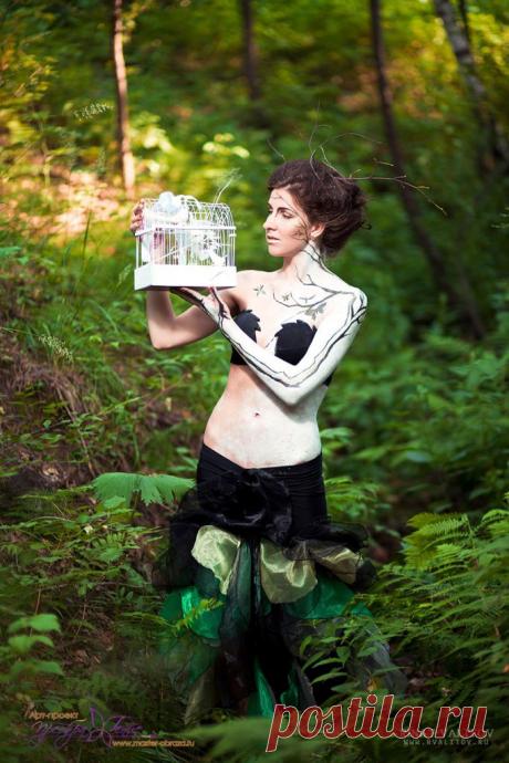 Дриада - нимфа, покровительница деревьев, родившаяся  из капель крови Урана, единственная из нимф, которая  смертна, неотделима от дерева, с которым связана.

Работа была создана в рамках фотопроекта &quot;Сказки старого леса&quot;  и завоевала приз зрительских симпатий на конкурсе &quot;Сказочное Преображение&quot; от интернет-портала master-obraza.ru. 

О создании этого необычного образа...