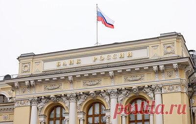 Минорное решение: что сулит первое за семь месяцев снижение ключевой ставки Центробанка?. Впервые с октября прошлого года Центральный банк (ЦБ) РФ снизил ключевую ставку. Председатель Банка России Эльвира Набиуллина, комментируя это решение, сообщила, что регулятор остается верным цели — инфляция должна оказаться вблизи 4% в следующем году. При отклонении от этой траектории ставка может быть снова поднята. Или поставлена на паузу. В общем, сегодняшние инфляционные процессы глава ЦБ сравнила с…