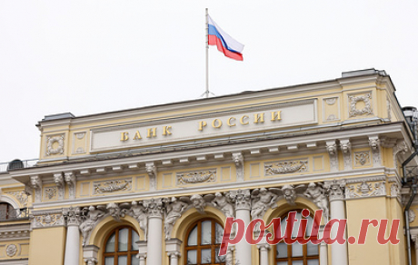 Минорное решение: что сулит первое за семь месяцев снижение ключевой ставки Центробанка?. Впервые с октября прошлого года Центральный банк (ЦБ) РФ снизил ключевую ставку. Председатель Банка России Эльвира Набиуллина, комментируя это решение, сообщила, что регулятор остается верным цели — инфляция должна оказаться вблизи 4% в следующем году. При отклонении от этой траектории ставка может быть снова поднята. Или поставлена на паузу. В общем, сегодняшние инфляционные процессы глава ЦБ сравнила с…