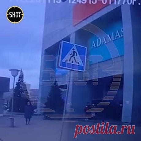 Момент падения сорванной ураганом вывески на россиянку попал на видео. Россиянку придавило вывеской торгового центра «Сити Молл» в Новокузнецке. Момент падения сорванного ураганом щита попал на видео. На опубликованных кадрах видно, что огромная вывеска оторвалась от здания из-за сильного ветра и рухнула на женщину. На помощь пострадавшей сразу пришли прохожие.