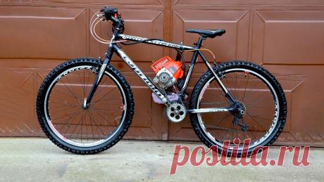 Как на велосипед установить двигатель от триммерной косы Установка двигателя на велосипед своими руками Поскольку после установки на велосипед в качестве привода двигателя от мотокосы необходимость в педалях отпадает, то их просто снимаем. Также с мотора демонтируем узел, выполняющий функции основания. Вместо него изготавливаем новое основание,