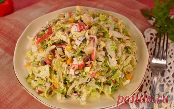 Салат с крабовыми палочками пекинской капустой и ананасами