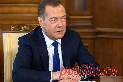 Медведев назвал особенности шантажа Конгресса США администрацией Байдена. «Примитивный шантаж» Конгресса США администрацией президента Джо Байдена не нов, но имеет отличия от других исторических прецедентов. По словам зампреда Совбеза Дмитрия Медведева, американские лидеры «никогда не выбивали столько денег для второстепенного государства, находящегося в стадии распада».