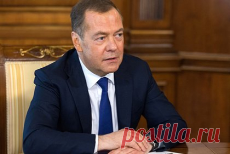 Медведев назвал особенности шантажа Конгресса США администрацией Байдена. «Примитивный шантаж» Конгресса США администрацией президента Джо Байдена не нов, но имеет отличия от других исторических прецедентов. По словам зампреда Совбеза Дмитрия Медведева, американские лидеры «никогда не выбивали столько денег для второстепенного государства, находящегося в стадии распада».