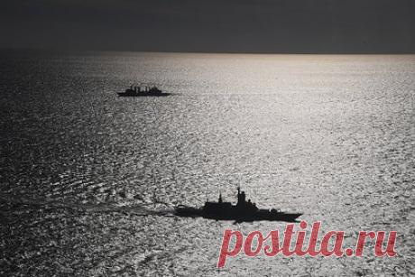 Российские крейсер и фрегат ТОФ отработали экстренное приготовление к бою. Экипажи ракетного крейсера «Варяг» и фрегата «Маршал Шапошников» Тихоокеанского флота (ТОФ) ВМФ России вышли из Владивостока в море, отработали экстренное приготовление к бою и совершили переход в район, предназначенный для тренировок. Об этом рассказали в пресс-службе ТОФ.