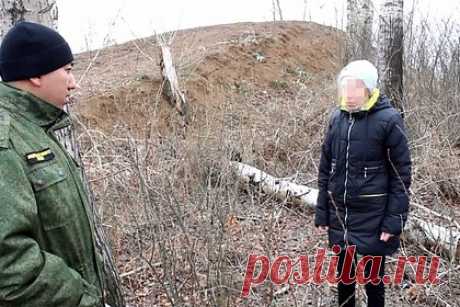 Бросившая в лесу младенца за ненадобностью россиянка родила его при дочери. Мать, бросившая младенца в лесу за ненадобностью под Омском, родила его при двухлетней дочери. Об этом сообщил Telegram-канал Mash Siberia. По данным издания, они жили с родственниками, однако женщина сумела скрыть от них беременность. Жительницу Омской области отправили под домашний арест.