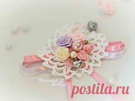 Бутоньерка в стиле 'Шебби шик' Шебби шик-это изогнутые линии, завитушки, винтажность, нарочитая небрежность. Шебби шик &#8211; это стиль светлого цвета, он очень любит белое, голубое, бирюзовое, неяркое розовое, а также светлые сладкие оттенки &#8211; кремовый, сливочный, цвет крем-брюле, цвет ванили, цвет шоколадного мороженого. Нам понадобится: 1.Тонкая пряжа, соответствующий ей крючок. 2. Розочки,ленты и бусины. 3.