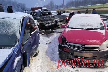 Движение по трассе М-11 восстановили после столкновения 50 автомобилей. Движение по трассе М-11 «Нева» в Новгородской области, где в понедельник, 8 января, столкнулись 50 автомобилей, восстановили. Об этом сообщили в региональном Минтрансе, передает ТАСС. «На участке выполнены работы по очистке и обработке дорожного покрытия», — сообщили в ведомстве.