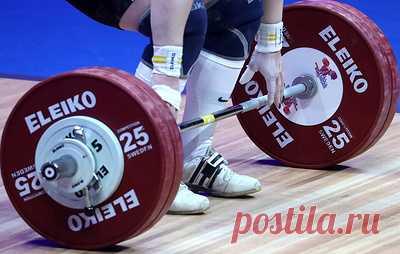 Российских тяжелоатлетов допустили до международных соревнований в нейтральном статусе. В заявлении международной федерации говорится, что российские и белорусские штангисты должны придерживаться квалификационных критериев и соблюдать статус строгого нейтралитета во время участия в соревнованиях