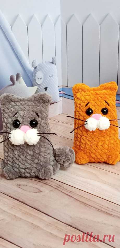 PDF Котейки крючком. FREE crochet pattern; Аmigurumi animal patterns. Амигуруми схемы и описания на русском. Вязаные игрушки и поделки своими руками #amimore - плюшевый брелок в виде котика, маленький кот из плюшевой пряжи, кошка, кошечка, котёнок.