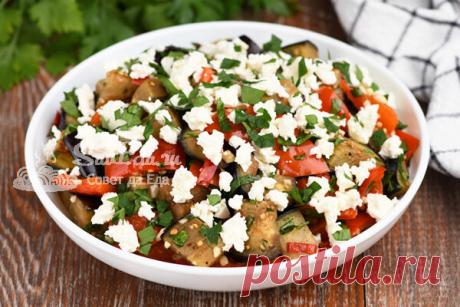 Из баклажана, перца и брынзы готовлю очень вкусный салат (рецепт с фото)  Просматривайте этот и другие пины на доске Салаты пользователя Татьяна
Из баклажана, перца и брынзы готовлю очень вкусный салат с помидорами и огурцами.
Для этого нужно: 4 баклажана 2 яйца 4 небольших помидора 100 г брынзы 100 г свежего огурца 1 луковица соль и перец по вкусу растительное масло для обжаривания
Салат «Нежность»