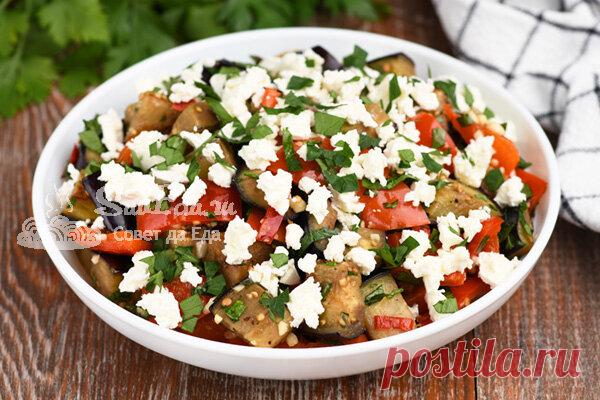 Из баклажана, перца и брынзы готовлю очень вкусный салат (рецепт с фото)  Просматривайте этот и другие пины на доске Салаты пользователя Татьяна
Из баклажана, перца и брынзы готовлю очень вкусный салат с помидорами и огурцами.
Для этого нужно: 4 баклажана 2 яйца 4 небольших помидора 100 г брынзы 100 г свежего огурца 1 луковица соль и перец по вкусу растительное масло для обжаривания
Салат «Нежность»