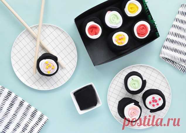 Как подарить носки - 5 забавных идей Если вы считаете, что носки мужчине - подарок совершенно банальный и неинтересный, вы абсолютно правы, и тут даже не о чем спорить. Тем не менее если при всем при этом вы считаете, что дарить мужчине носки не имеет никакого смысла, тут вы точно так же абсолютно не правы - ведь все зависит от того, как этот самый подарок преподнести! Оформив обычные мужские носки необычным образом, вы получите невероятно оригинальный сувенир, который и з...