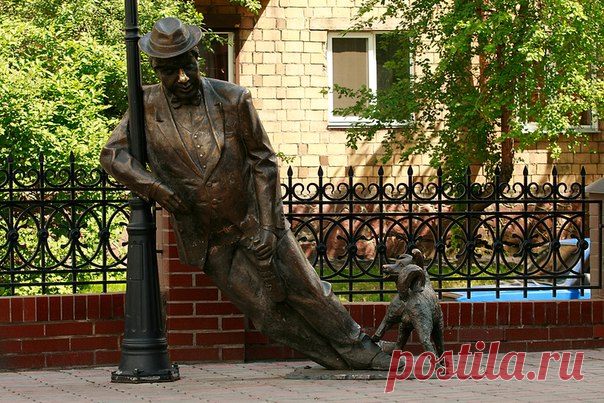 Площадь влюбленных в Красноярске

Площадь влюбленных в Красноярске была открыта в 2005 году. 

На самом деле ее сложно назвать площадью – это небольшая благоустроенная площадка со скамейками перед зданием корпорации «Империалъ». 

Надо сказать, к созданию площадки люди подошли с выдумкой и юмором: например, там установлены уникальные песочно-паровые часы...