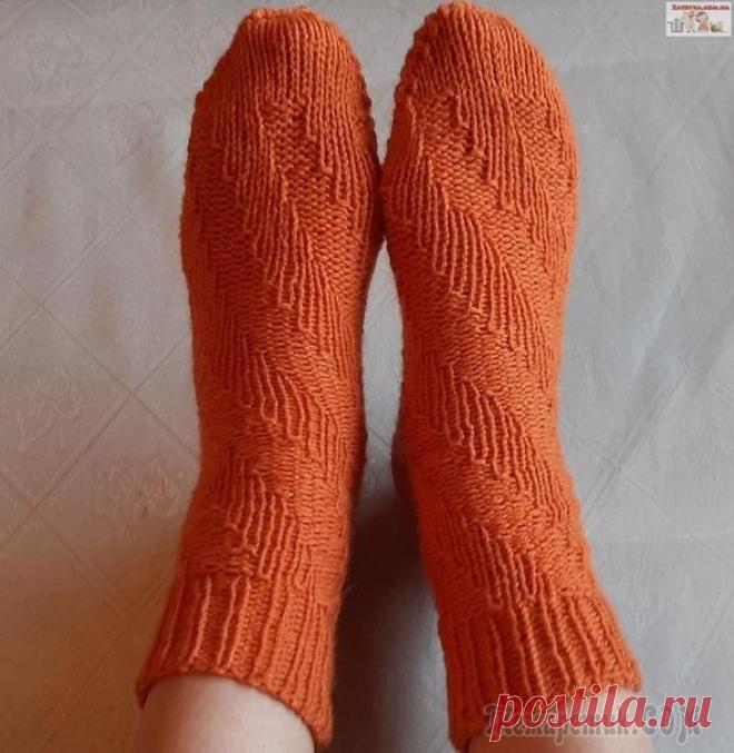 Женские носки «Спираль» спицами Сегодня хочу показать мой любимый способ вязания носков на 5 спицах. Носки вяжутся по кругу, без пятки, но благодаря спиральной структуре отлично держаться на ноге. Самый быстрый, простой и красивый с...