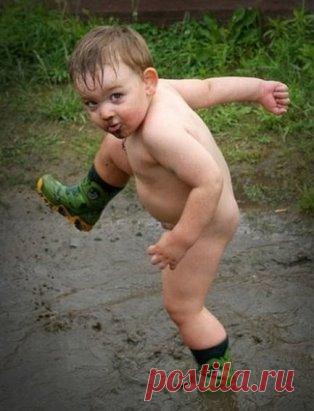 Где бронепоезд не пройдёт, не пролетит стальная птица, малыш на пузе проползёт и ничего с ним не случится !