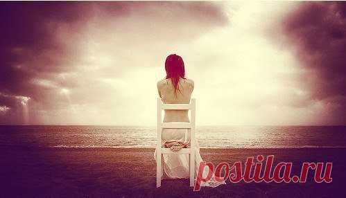 Я больше не хочу ему звонить...
Последний раз внёс ясность в отношенья.
Из нас двоих здесь некого винить,
Но спала пелена с души забвенья.

Я больше не хочу ему писать...
И ждать ответа с замираньем сердца.
А после недосказанность стирать,
Так и не успев взаимностью согреться.

Я больше не хочу ему твердить
Про чувства по ночам дыханьем в трубку.
Что мне разлука не даёт спокойно жить,
И как тоскливо без него всего минуту.

Я больше не хочу зависеть и болеть...
Я сделала по...