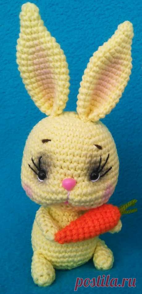PDF Кролик с морковкой крючком. FREE crochet pattern; Аmigurumi animal patterns. Амигуруми схемы и описания на русском. Вязаные игрушки и поделки своими руками #amimore - заяц, зайчик, кролик, зайчонок, зайка, крольчонок.