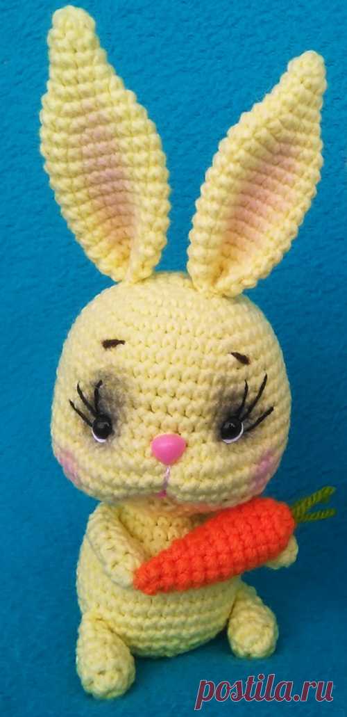 PDF Кролик с морковкой крючком. FREE crochet pattern; Аmigurumi animal patterns. Амигуруми схемы и описания на русском. Вязаные игрушки и поделки своими руками #amimore - заяц, зайчик, кролик, зайчонок, зайка, крольчонок.