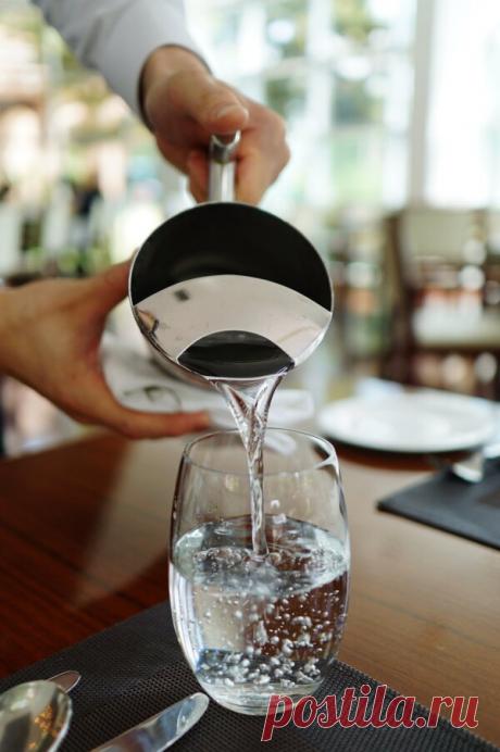 Как правильно пить воду: натощак, по утрам и днем, для похудения, горячую, минеральную, с куркумой, с кофе, с чесноком, с медом | ЗОЖ-канал | Яндекс Дзен