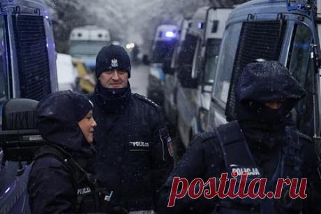 Польша выслала россиянина по обвинению в шпионаже. Польша выслала россиянина по обвинению в шпионаже и сотрудничестве со спецслужбами России. В заявлении ведомства отмечается, что гражданин России был выслан из Польши 1 декабря. Также, как отмечалось, за последние семь лет контрразведка страны «нейтрализовала более сотни шпионов из России и Белоруссии»