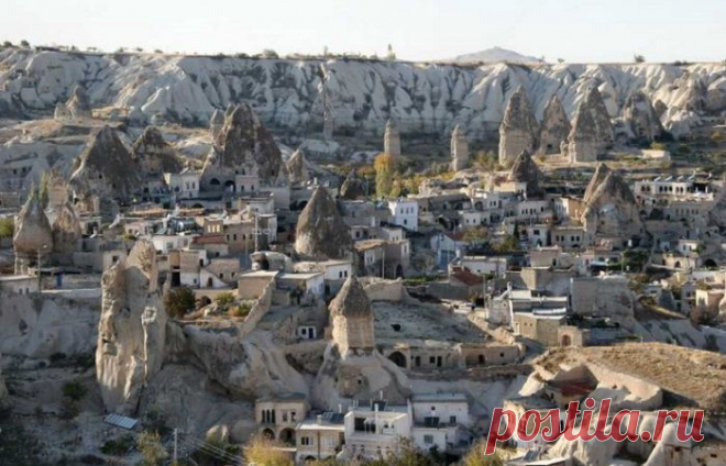 Каппадокия (местность в Турции)  - это вулканический ландшафт, подземные города,пещерные монастыри,  созданные в 1 тыс. до н. э.