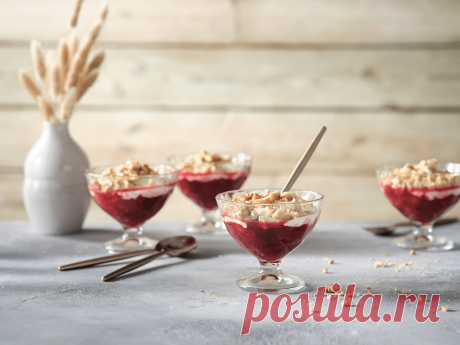 Dessert mit Pflaumen Fruchtiger Genuss im Glas: Pflaumenkompott, Joghurt & Haferkekse sind das unschlagbare Erfolgstrio dieses REWE Rezepts. Schnell zubereitet & schnell gegessen!