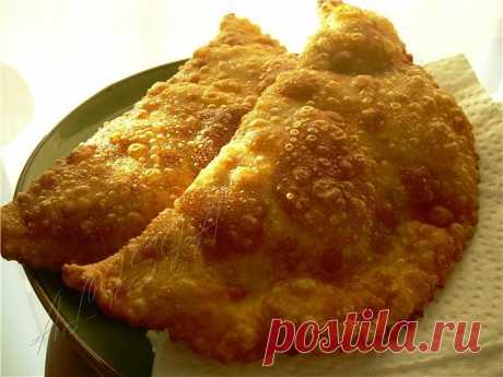 -ОДНИ из самых ВКУСНЮЧИХ чебуреков!!!
Дорогие мои читатели.Это самые Вкусные чебуреки, которые мне когда либо приходилось есть. Весь Секрет в Тесте — оно получается Особенным! 
В прошлом году.я с Семьей ездили в Крым и жили в одной Бабушки.
Она кроме того.что сдавала комнаты.еще Готовила Чебуреки.а ее Внук их Продавал на пляжу. 
Я попробовала и мне они очень понравились.Вкус ПРИЯТНЕЙШИЙ и Очень СВОЕОБРАЗНЫЙ.что ли.как для Чебуреков.
Попробуйте приготовить — очень вкусно!
П...