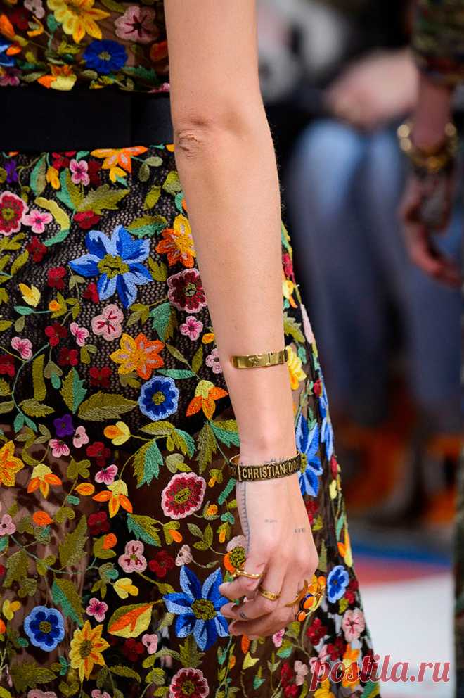 Красочные детали новой осенне-зимней коллекции Dior: пэчворк, бисероплетение и шитье