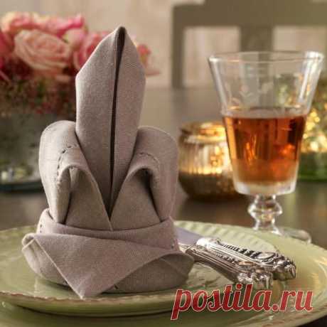 Складываем салфетки для сервировки стола