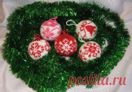 Подборка для новогоднего вдохновения + схемы: вязаные елочные игрушки.