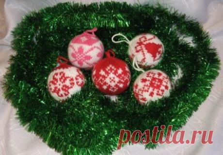 Подборка для новогоднего вдохновения + схемы: вязаные елочные игрушки.