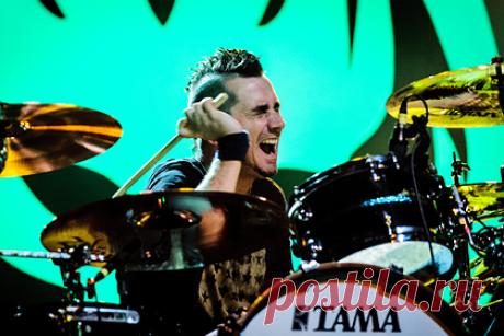 Барабанщика The Offspring уволили за отказ вакцинироваться. Барабанщика американской поп-панк-группы The Offspring Пита Параду уволили за отказ вакцинироваться. Музыкант пояснил, что его не только отстранили от гастролей, но и запретили приходить в студию. Барабанщик рассказал, что с детства страдает от синдрома Гийена-Барре, поэтому врач рекомендовал отказаться от прививки.