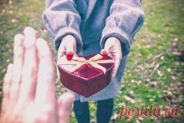 🔮Подарки, которые нельзя дарить🔮 - медиаплатформа МирТесен Инна Тритяк 🔮Подарки, которые нельзя дарить🔮 Любой предмет в этом мире заряжен определенной энергией. И качество его, и цена определяются количеством вложенных в него усилий, умений и времени. А также мыслей и намерений дарителя. Именно поэтому так ценятся подарки «своими руками» — создавая их,