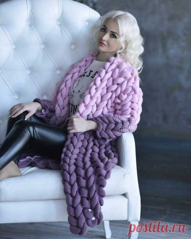 Предлагаю вам связать вот такой замечательный теплый кардиган, который нарекли незамысловатым названием «Шиншилла». Он действительно похож на этого зверька, благодаря волнам, которые создает узор азиатский колосок. Кардиган, связанный узором азиатский колосок, стал настоящим хитом среди модниц.

Показать полностью…