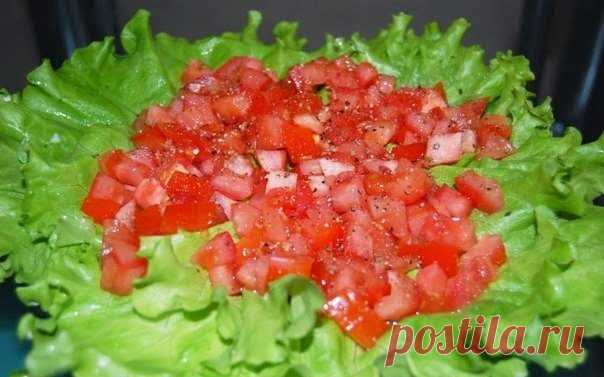 Салат «Маринара»

Улетает за 5 секунд!))))
Ингредиенты:
1 куриная грудка отварная
лук маринованный в уксусе 1 средняя головка (мариновать можно в яблочном уксусе)
3 яйца
100 грамм твердого сыра
2 помидора
майонез

Приготовление:
Слоями укладываем в салатник
1. Отварную грудку, порезанную мелкими кубиками
2. Майонез
3. Маринованный лук(кольца, полукольца тооооооненько нашинковать)
4. Яйца потереть на крупной терке
5. Майонез
6. Сыр, тертый на мелкой терке
7. Майонез
8. Поми...
