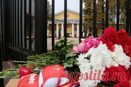 Продолживший лекцию во время стрельбы в ПГНИУ описал происходившее в аудитории. Профессор Олег Сыромятников, который продолжил лекцию при стрельбе в Пермском государственном университете (ПГНИУ), рассказал о проходившем во время нападения занятии. «Этот негодяй с ружьем, этот мизантроп, Раскольников неудавшийся, привлекал к себе внимание таким средством», — заявил преподаватель.