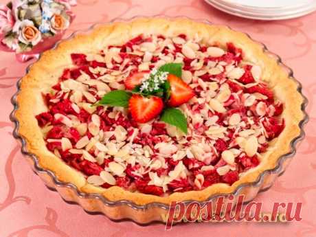 Клубничный пирог с миндальными лепестками (или кокосовой стружкой)