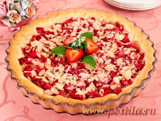 Клубничный пирог с миндальными лепестками (или кокосовой стружкой)