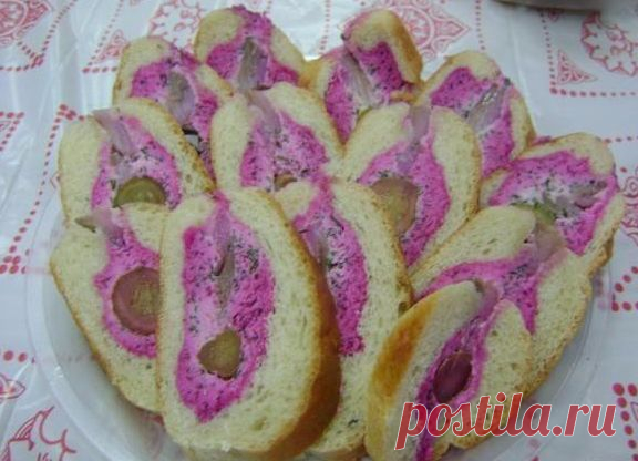 СЕЛЕДКА ПОД ШУБОЙ ФУРШЕТНАЯ !!!  **Батон режь вдоль, не до конца, вынь мякоть, оставляя 1см. Яйцо 2шт, пл/сырок 3шт, сл/масло 50г -тёрка. На 3части, к 2/3 -свекла, а 1/3 -зелень. *Сборка: свек/начинка -мажь батон, сверху  -начинка с зеленью. Марин/огурцы к дальней, не разрез/стороне, далее -филе сельди. *Батон плотно оберни  пищ/пленкой. В холод на ночь.